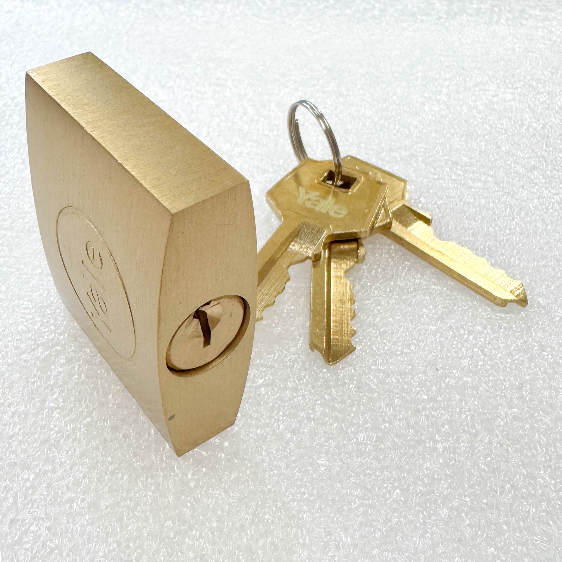 Saftidor retractable security grille uses a specialised key system that differs from most standard New Zealand door lock profiles.Replacement and duplicate keys can be supplied, and replacement locks are also available if required.However, Saftidor locks generally cannot be keyed alike to most existing New Zealand residential door locks. Customers wishing to have their Saftidor grille and household doors operate from the same key should contact us before ordering.